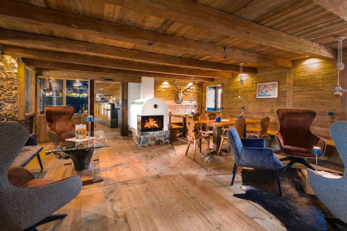 Gemütlicher Kamin im Chalet